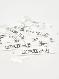 Textiletiketten nur mit Pflegesymbole