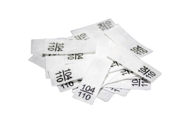 25 Textiletiketten - Größe 104/110 auf Mischband