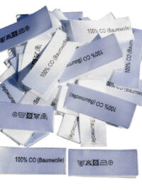 AW-009 mittig gefaltene Textiletiketten mit dem Aufdruck 100% Baumwolle und Pflegesymbole 10mm schmahl.