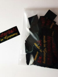 AW-141 Made in Germany Textiletiketten zum Einnähen, 2-farbig bedruckt in Glanzfarben auf Satin, schwarz.