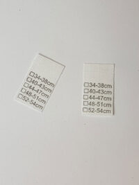 Kopfumfang – Universal Textiletiketten auf Baumwollmischgewebe, 15 x 25mm einzeln heißgeschnitten mit Einnähraum oben. Größen: 34-38, 40-43, 44-47, 48-51 und 52-54cm ankreuzbar