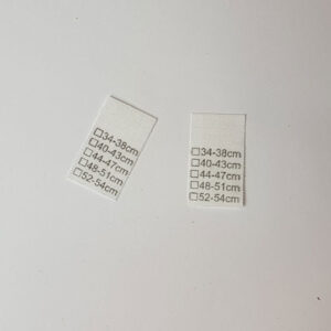 Kopfumfang – Universal Textiletiketten auf Baumwollmischgewebe, 15 x 25mm einzeln heißgeschnitten mit Einnähraum oben. Größen: 34-38, 40-43, 44-47, 48-51 und 52-54cm ankreuzbar