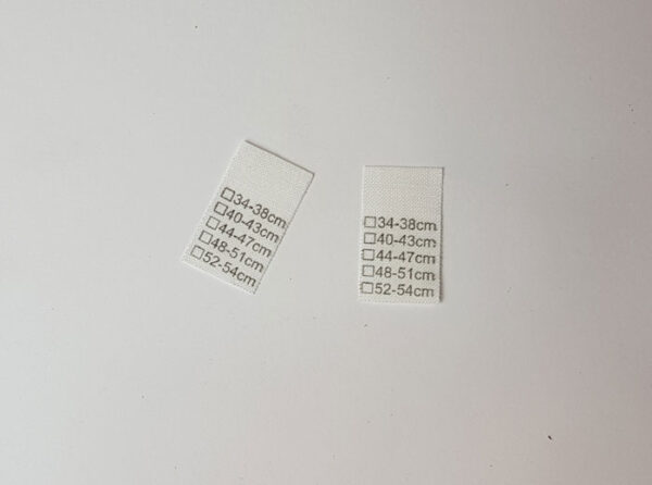 Kopfumfang – Universal Textiletiketten auf Baumwollmischgewebe, 15 x 25mm einzeln heißgeschnitten mit Einnähraum oben. Größen: 34-38, 40-43, 44-47, 48-51 und 52-54cm ankreuzbar