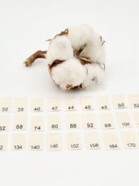 25 Textiletiketten Auswahl mit der Aufschrift von einzelnen Größen 34 - 176 bedruckt.