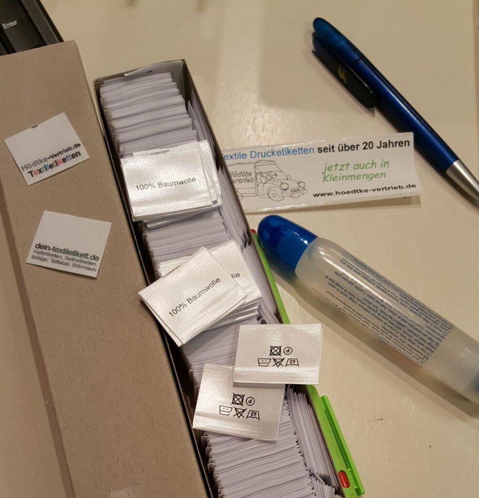 Satinetiketten inklusive Mittelfalte sind bei Hödtke Vertrieb machbar.