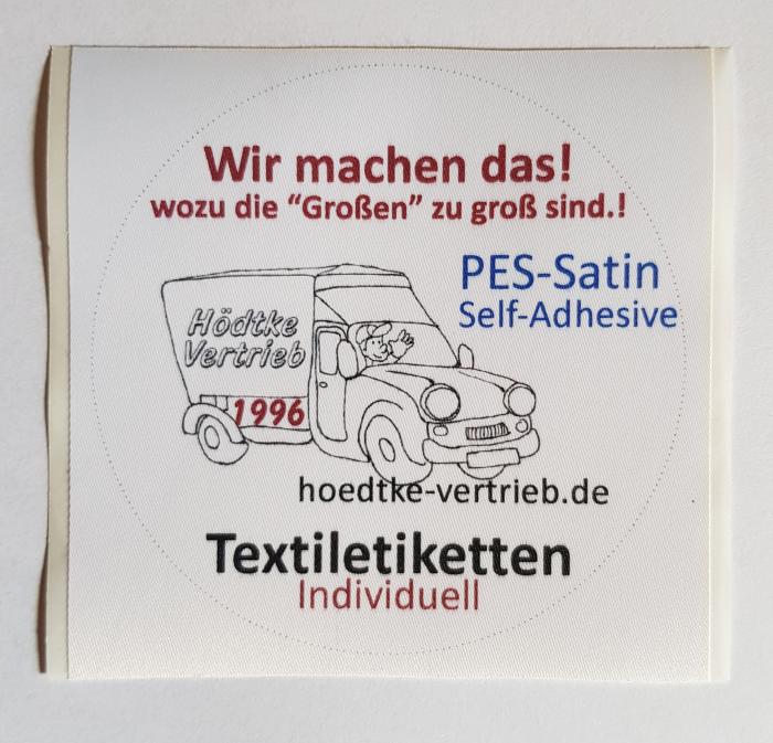 Selbstklebende Satinetiketten für Mützen, Beanies, Wollwaren, Secondhand – sehr haltbare Textile Haftetiketten. Weißes Satin, farbig bedruckt. Auf Rolle, einzeln heiß angesiegelt. Auf Silconträgerpapier, zum Besseren ablösen.
