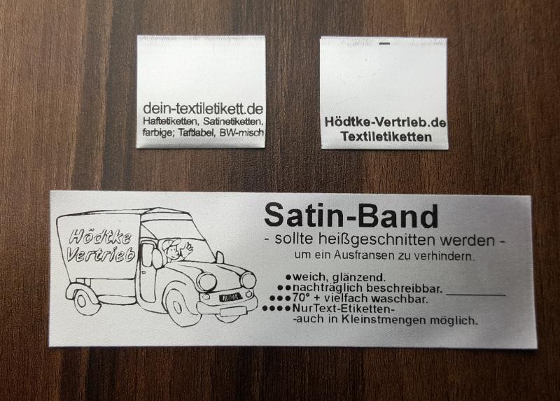 Satinetiketten, am häufigsten angewandt, mit schwarzem Aufdruck. Graustufendruck ist leider nicht möglich. Einfarbiger Aufdruck.! Farben wie Rot, Blau, Dunkelblau, Braun, grün sind möglich. Bitte im Bedarfsfalle anfragen. Standard Druckfarbe ist: schwarz.