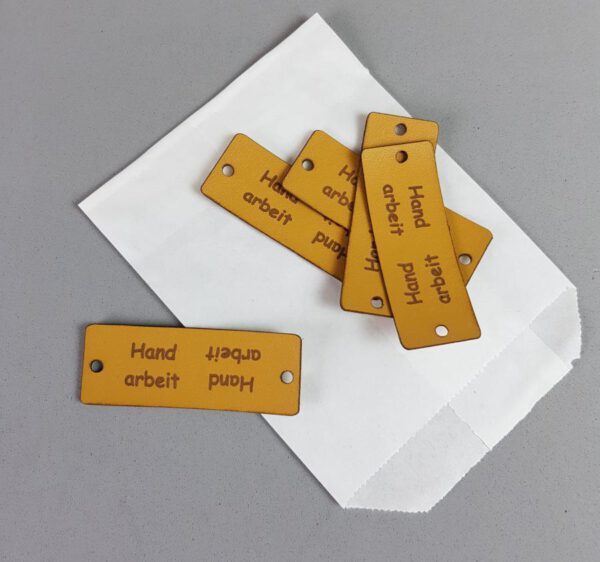 gelaserte Labels, mit Prägung: Handarbeit. Abmessungen: 22 x 63mm in etwa.