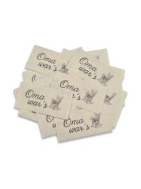 Liebevoll gestaltete Textiletiketten aus Naturbaumwolle – „Oma wars“ (25er-Set)