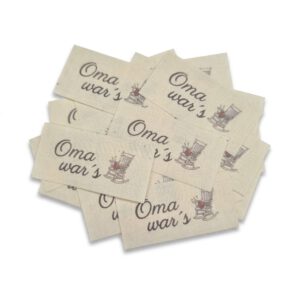 Liebevoll gestaltete Textiletiketten aus Naturbaumwolle – „Oma wars“ (25er-Set)
