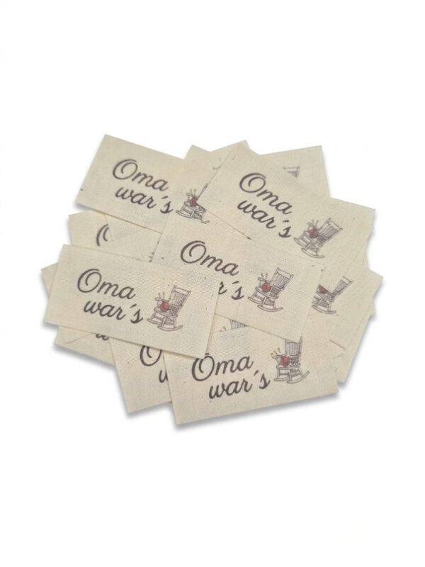 Liebevoll gestaltete Textiletiketten aus Naturbaumwolle – „Oma wars“ (25er-Set)