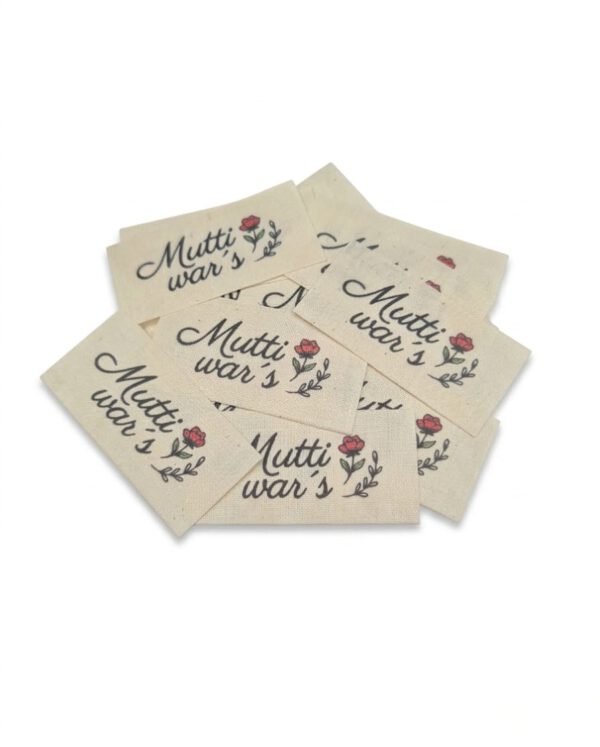 Liebevoll gestaltete Textiletiketten aus Naturbaumwolle – „Mutti war´s“ (25er-Set)