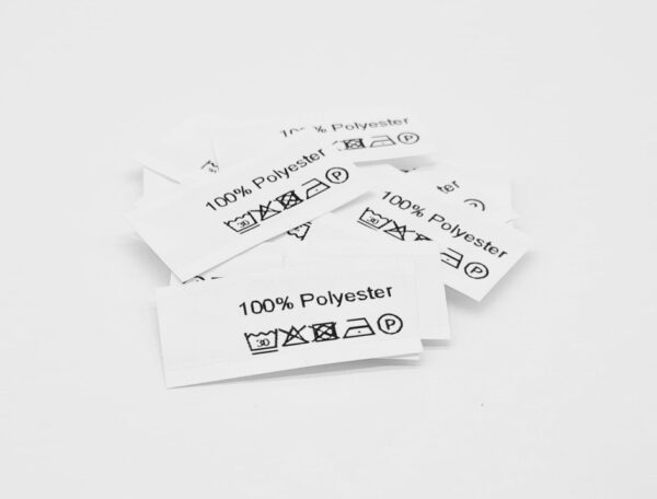 50 Textiletiketten mit der Aufschrift 100% Polyester und Pflegesymbole