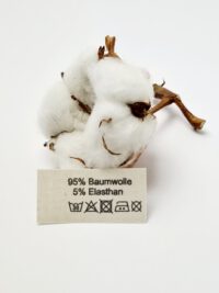 Label aus Naturbaumwollband mit der Aufschrift 95% Baumwolle 5% Elasthan mit Pflegesymbole.