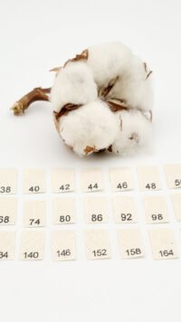 25 Textiletiketten Auswahl mit der Aufschrift von einzelnen Größen 34 - 176 bedruckt.
