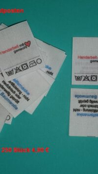 Handarbeit, 100% Baumwolle, Behelfsmaske, Pflege 60° X 1 1 O, Mittelfalte mittig gefaltene Labels mit Aufdruck wie abgebildet. Baumwoll-Mischband, weiß : 25 x 27mm; Fertigmaß nach Mittelfalte: 25 x 27mm.