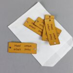 gelaserte Labels, mit Prägung: Handarbeit. Abmessungen: 22 x 63mm in etwa.