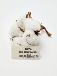 Textiletiketten aus Naturbaumwollband mit der Aufschrift 100% Bio-Baumwolle